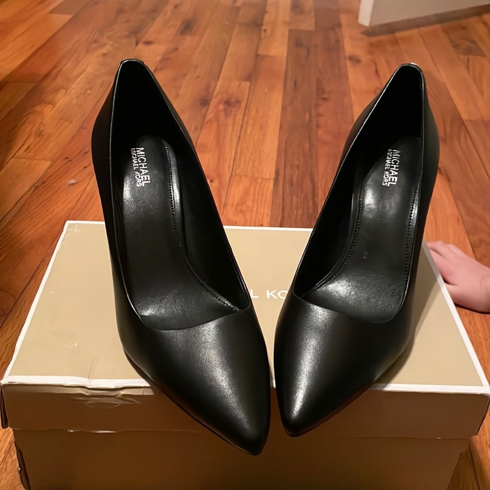 - Micheal Kors Dorothy pump leather heels